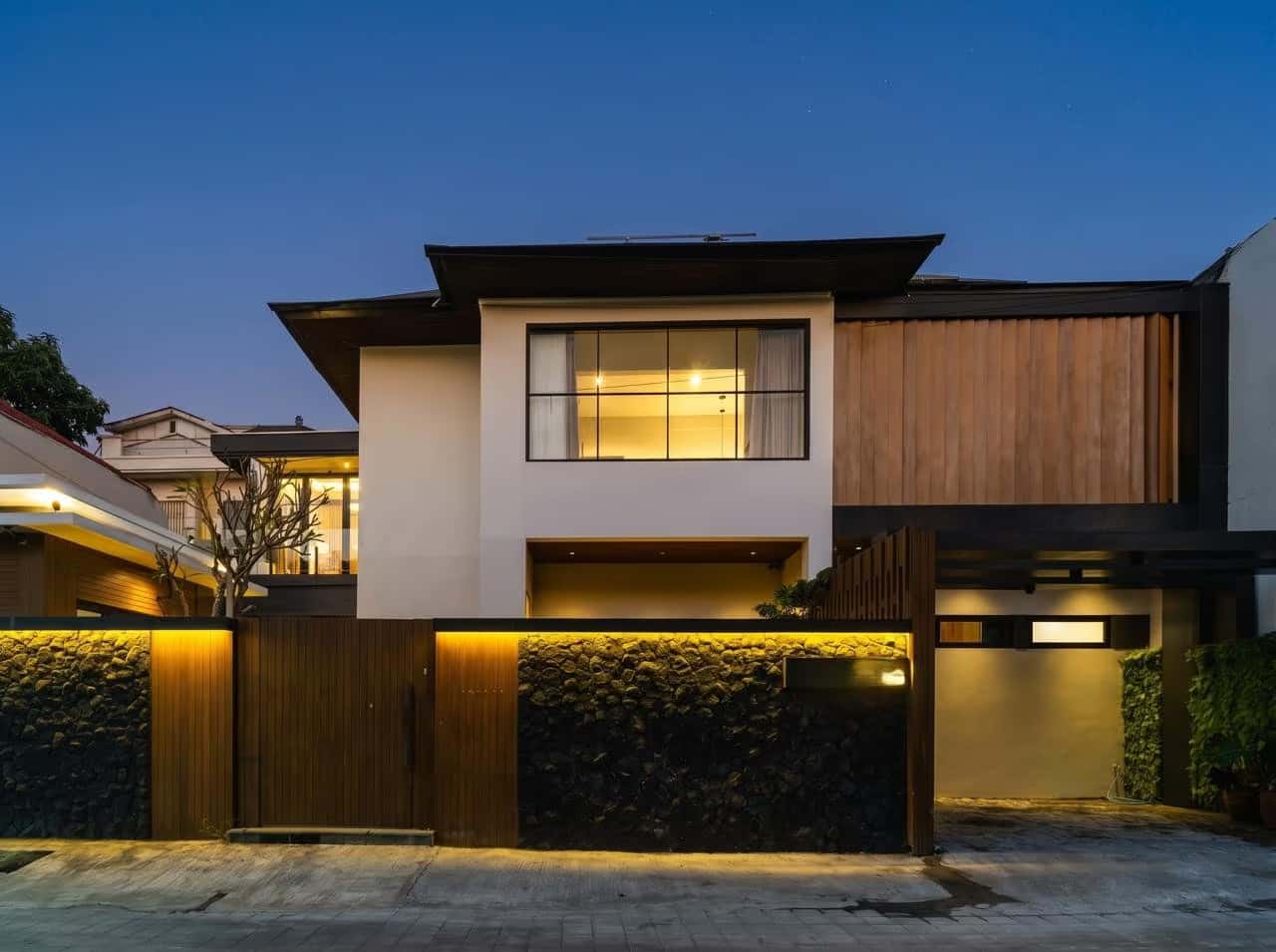 A SPACIOUS FREEHOLD VILLA WITH OPEN AND ENCLOSED LIVING AREAS - photo 1