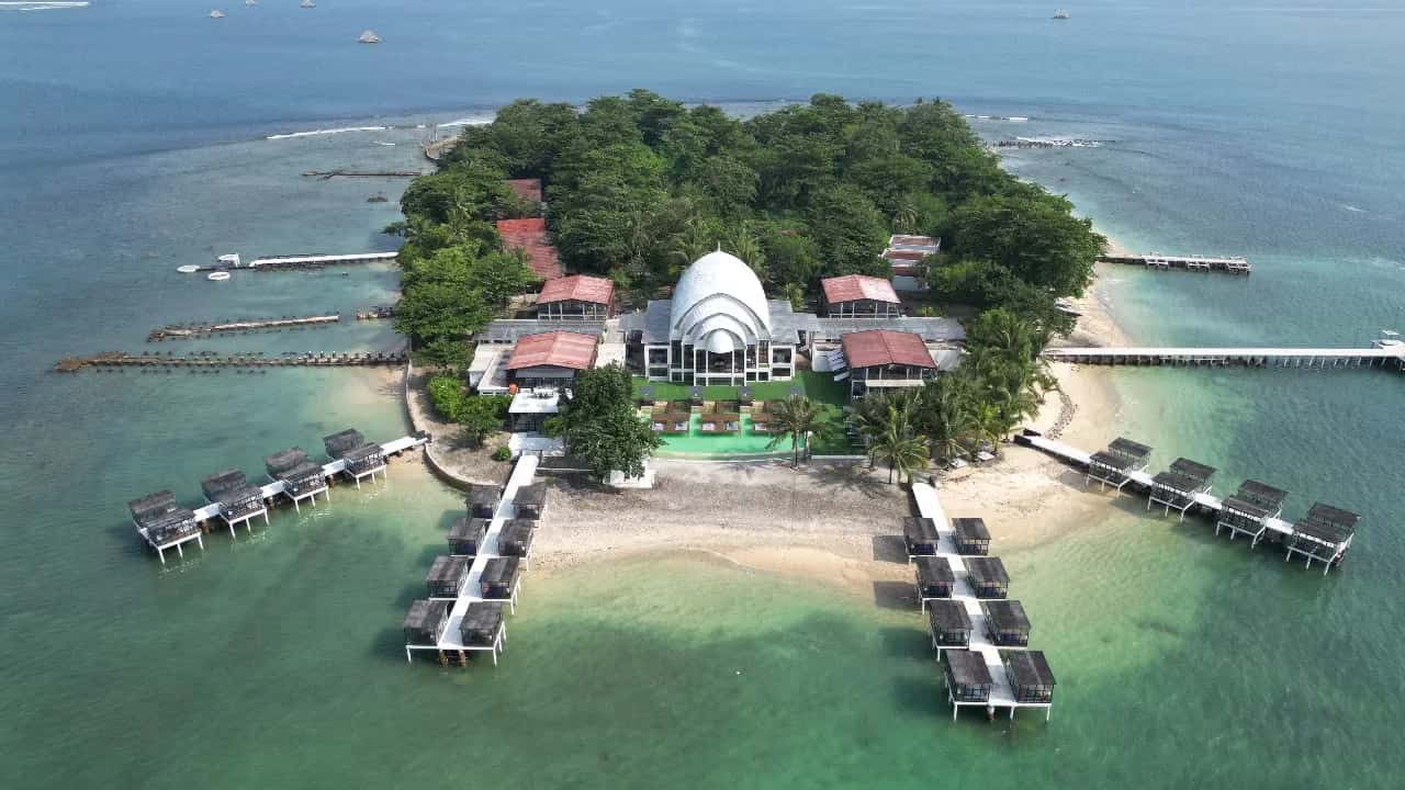 Secluded Island With Villas And Resort Facilities — photo 1