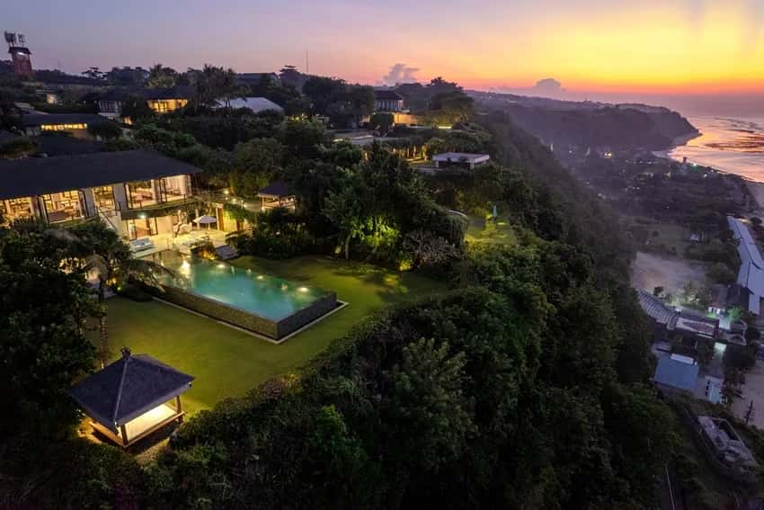 Stunning Cliffside Residence Overlooking The Indian Ocean — photo 1