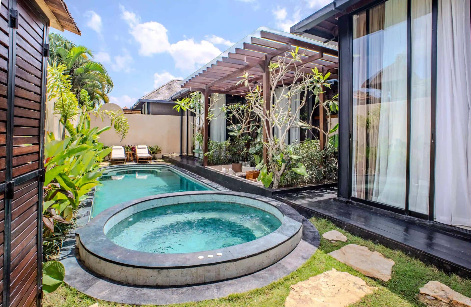 Stylish Two-Bedroom Villa In Babakan, Canggu With Pool And Jacuzzi — photo 1