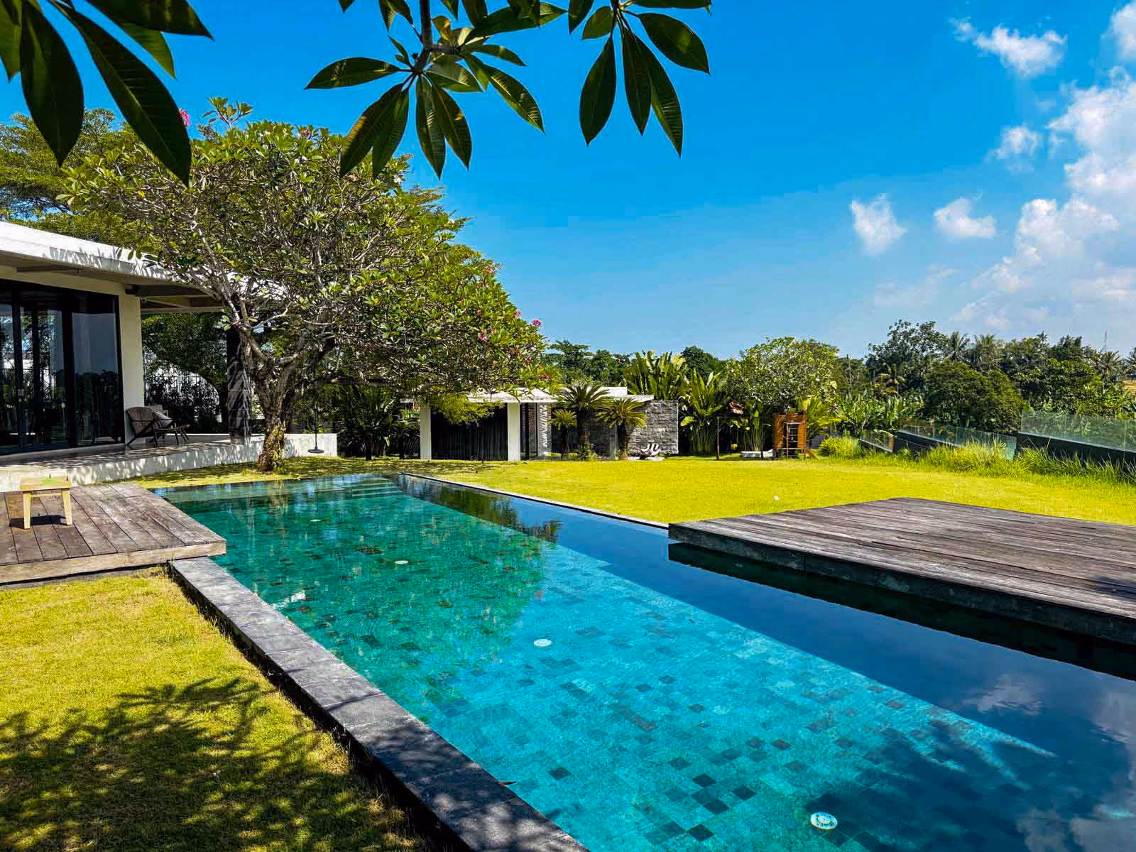 A 28-ARE GARDEN VILLA FOUR MINUTES FROM NYANYI BEACH - photo 1