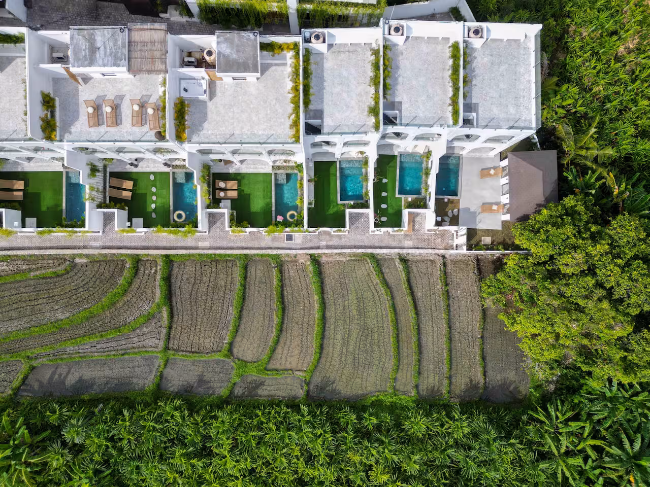 A TROPICAL VILLA OVERLOOKING RICE FIELDS IN PERERENAN - photo 1