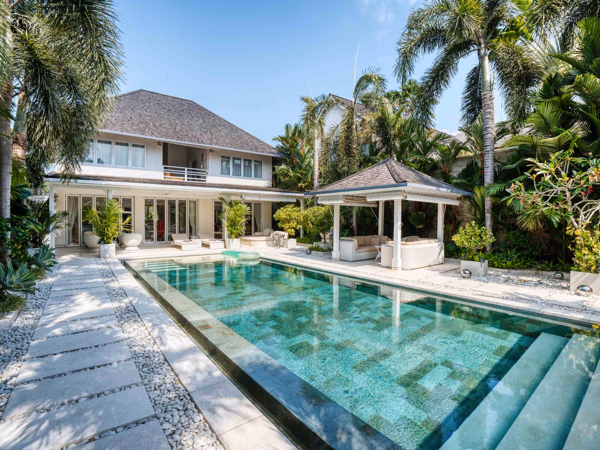 SEMINYAK’S BIGGER VILLA — 7 ARE, THREE BEDROOMS, 12 METRES OF POOL — photo 1