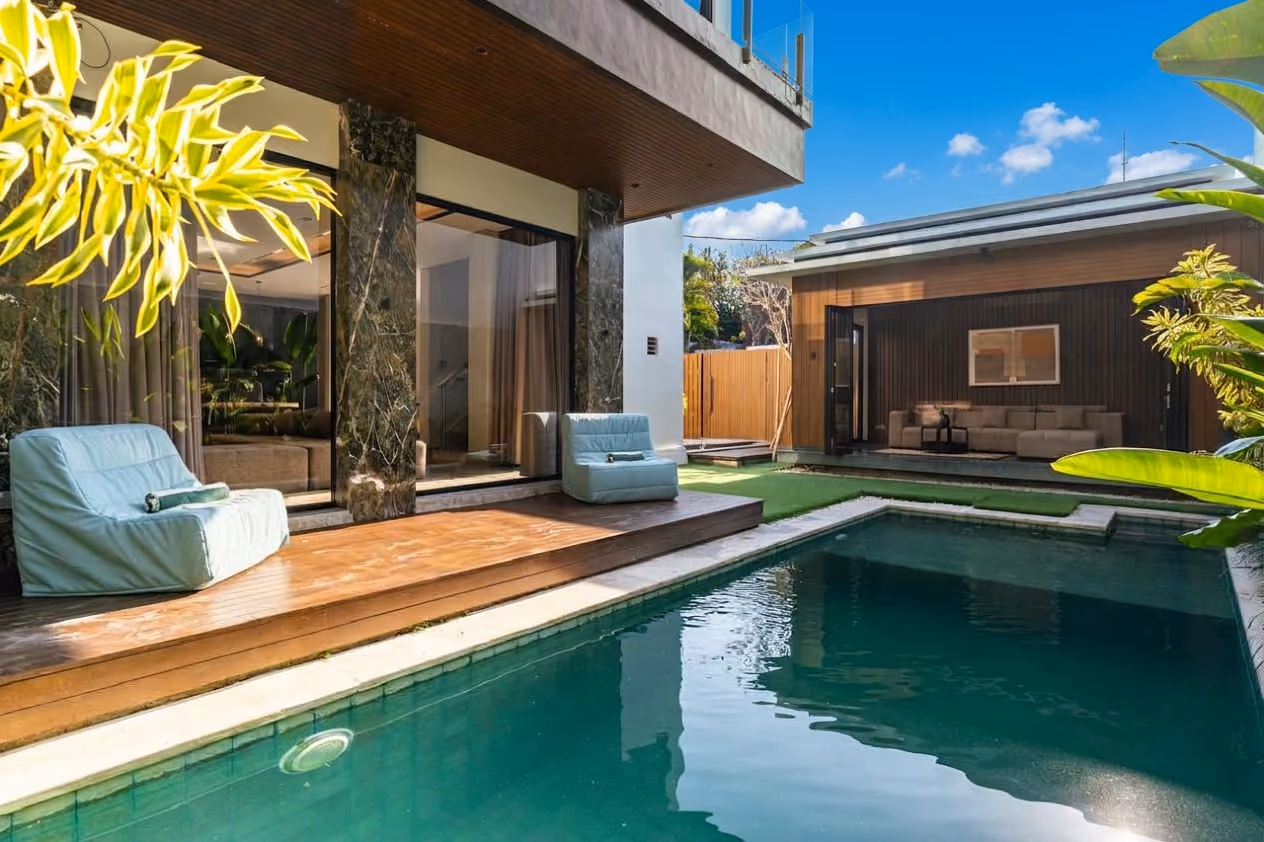 A SPACIOUS FREEHOLD VILLA WITH OPEN AND ENCLOSED LIVING AREAS - photo 1