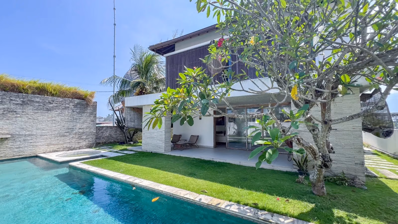 Contemporary Villa With Amazing Green Belt Views — photo 1
