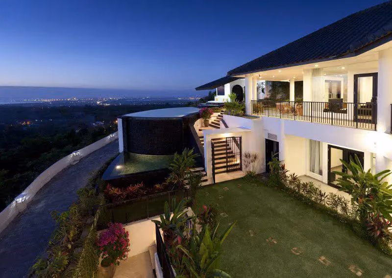 5-Bedroom Villa With Magnificent Volcano & City Views — photo 1