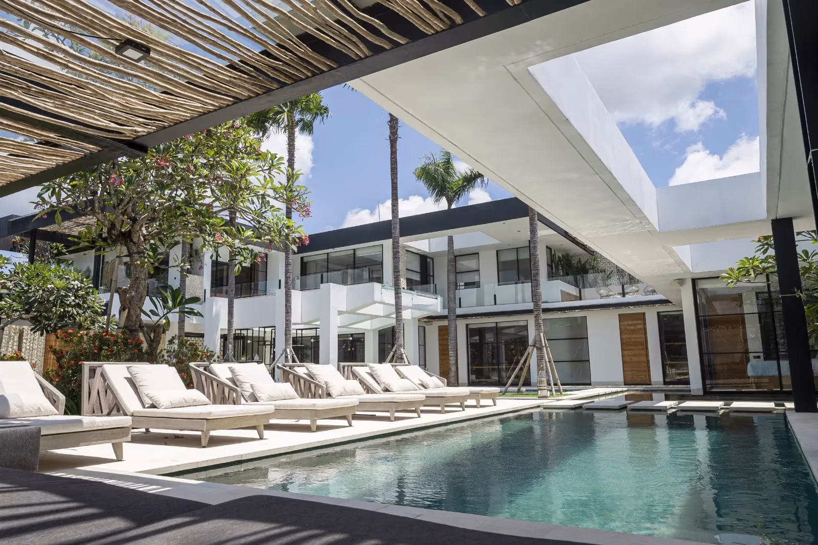 Pererenan Luxury Residence With Sunken Bar Pool And Tropical Landscape — photo 1