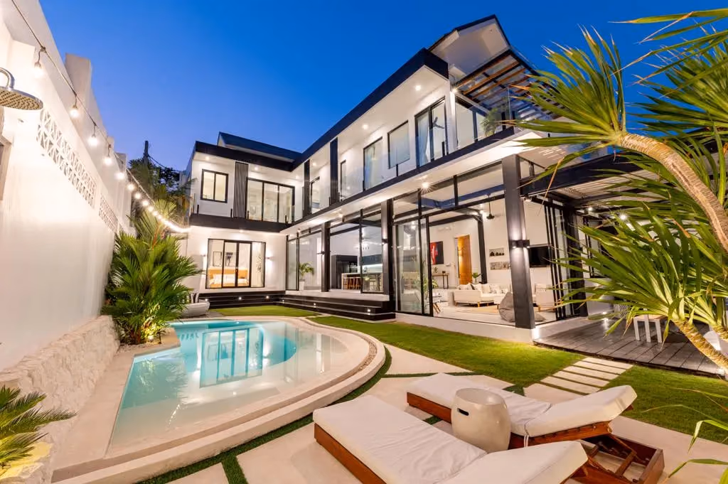 A Luxurious Oasis Overlooking Canggu'S Pristine Green Belts — photo 1