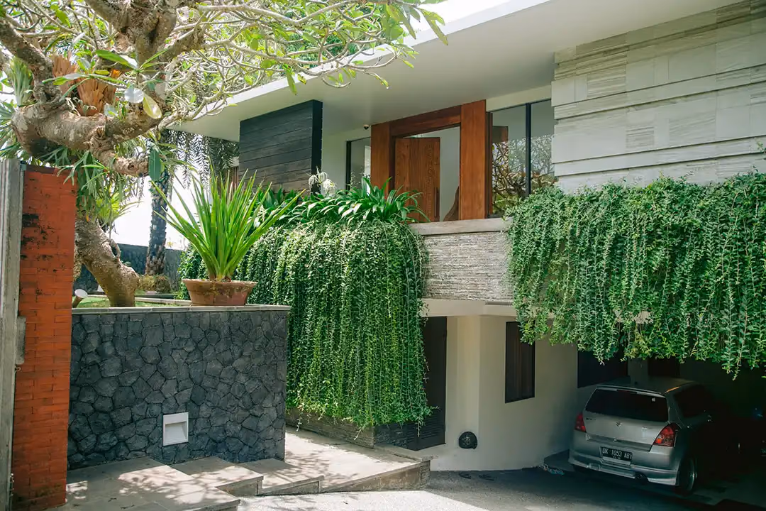 Hilltop Villa With Easy Beach Access And Strategic Location — photo 1