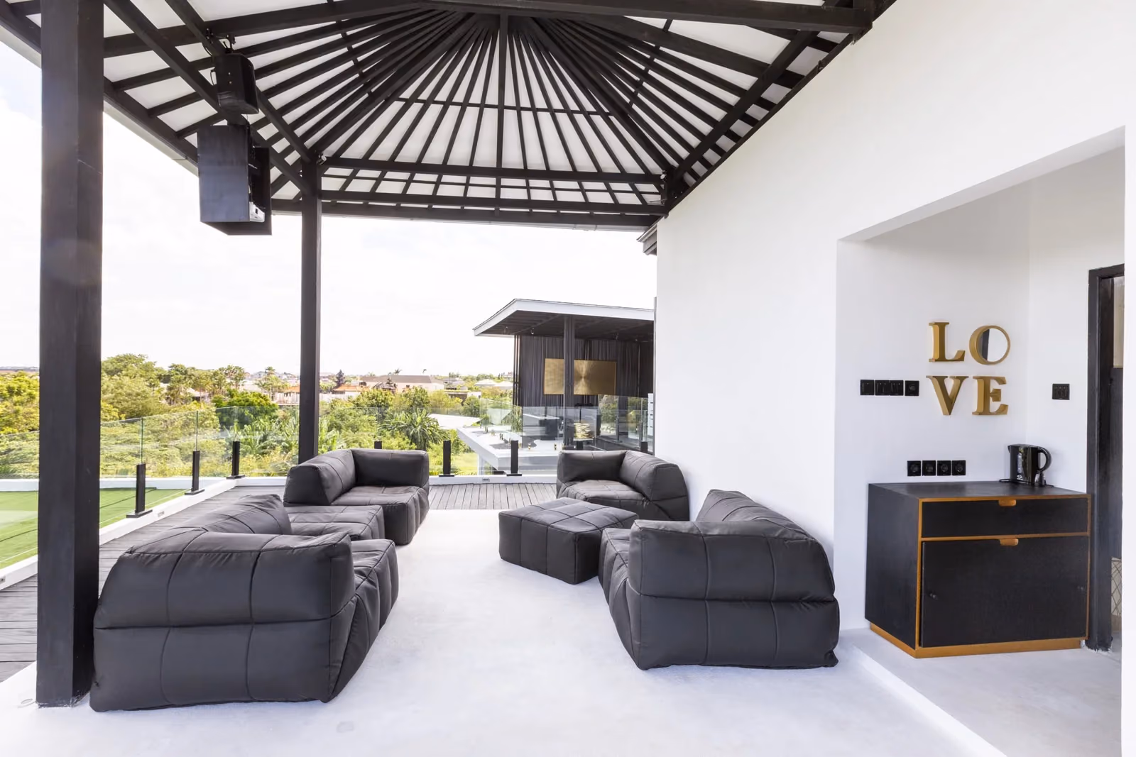 Exquisite Berawa Oasis: Luxurious Villa With Rooftop Haven — photo 1