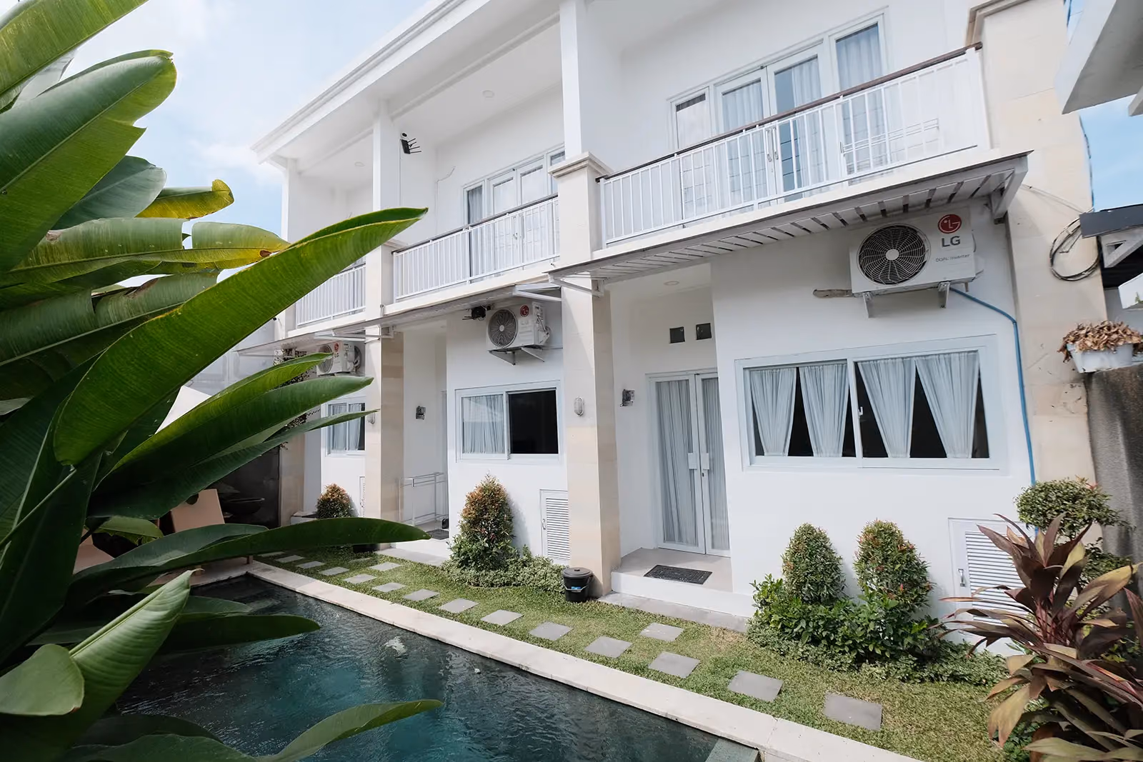 3 Charming Townhouses With Shop In Pererenan — photo 1