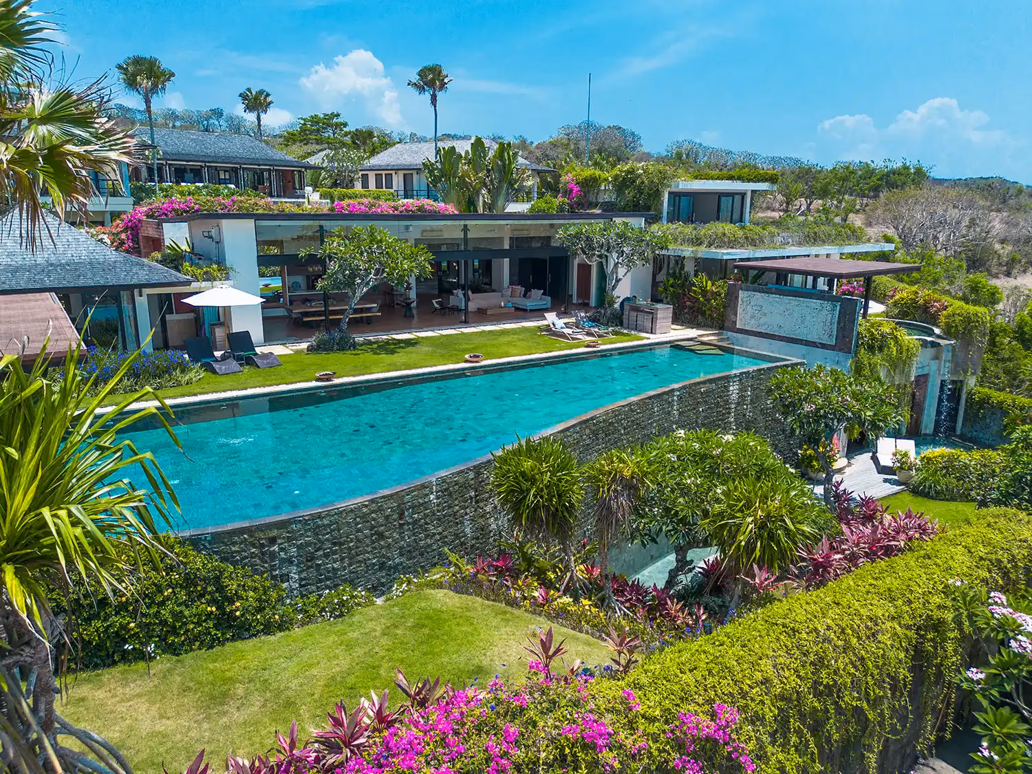 Stunning Oceanfront Villa In A Gated Luxury Estate — photo 1