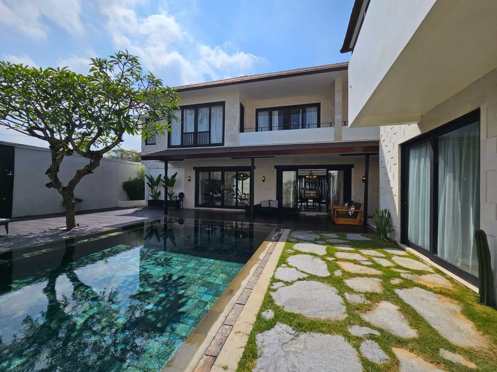 Luxurious 7 Bedroom Villa In Batu Belig — photo 1