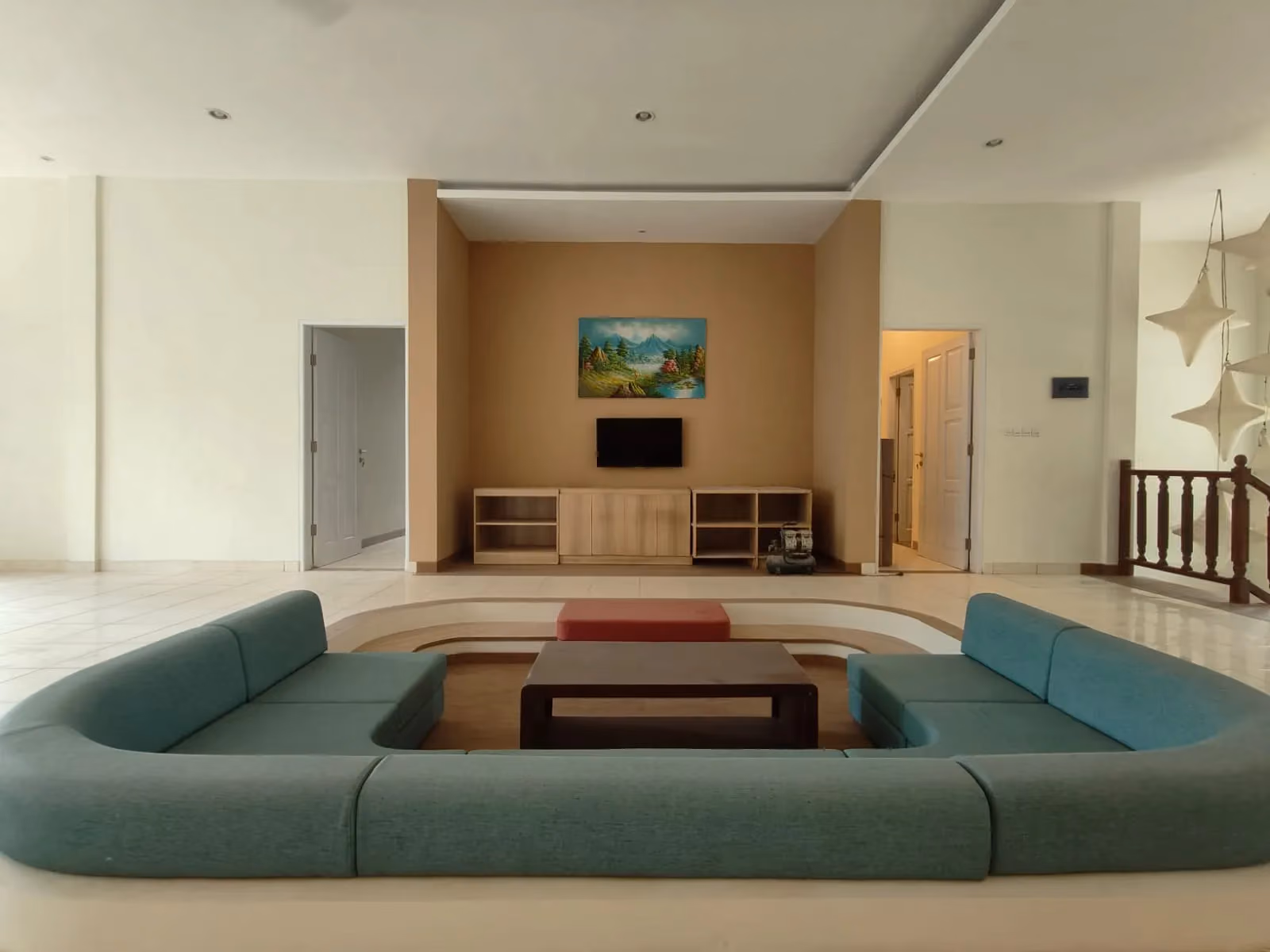 Spacious 6-Bedroom Villa With Generous Garden Space — photo 1
