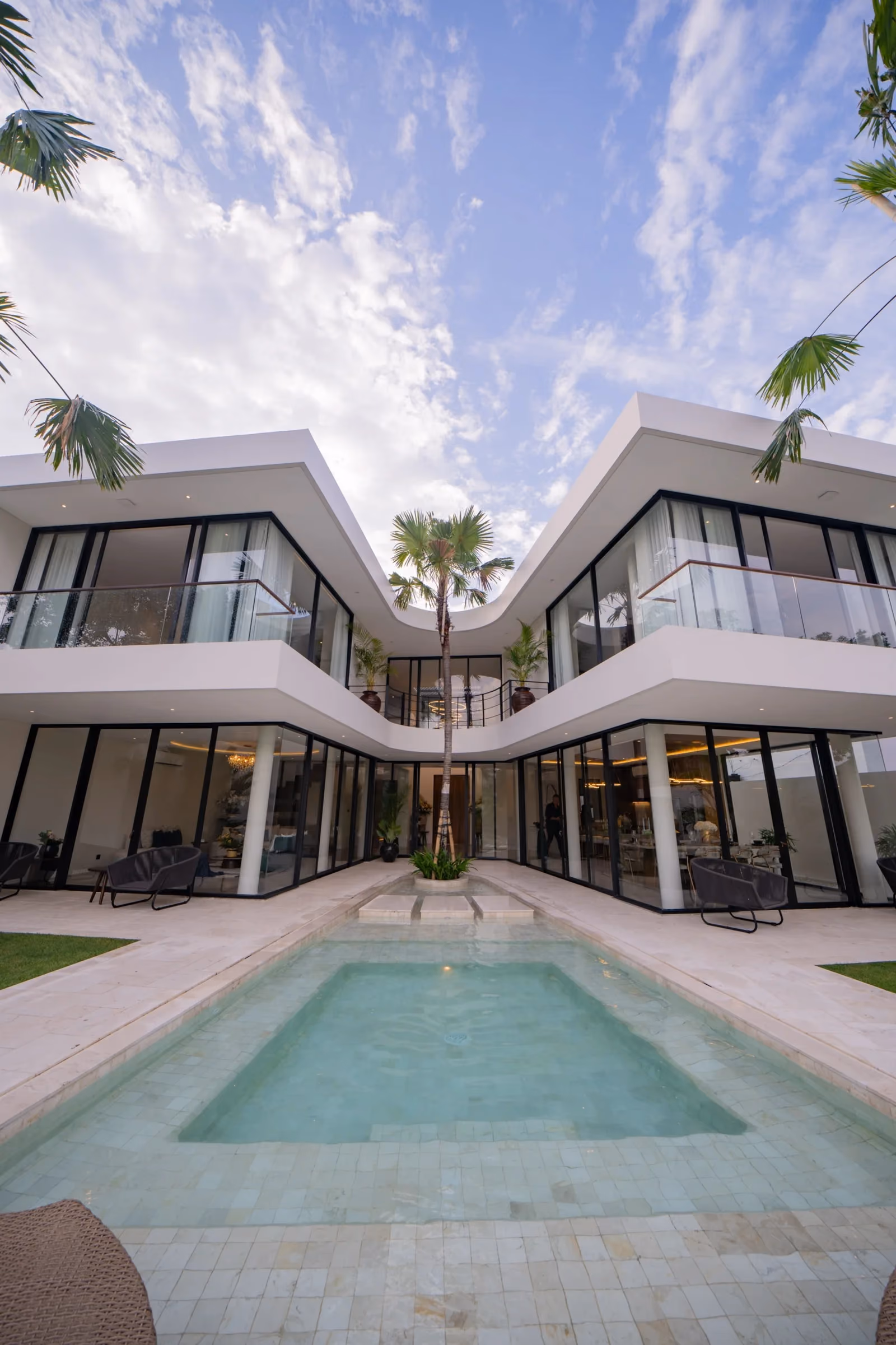 Tropical Oasis: Contemporary 4-Bedroom Villa With Pool Bar And Cinema Room — photo 1