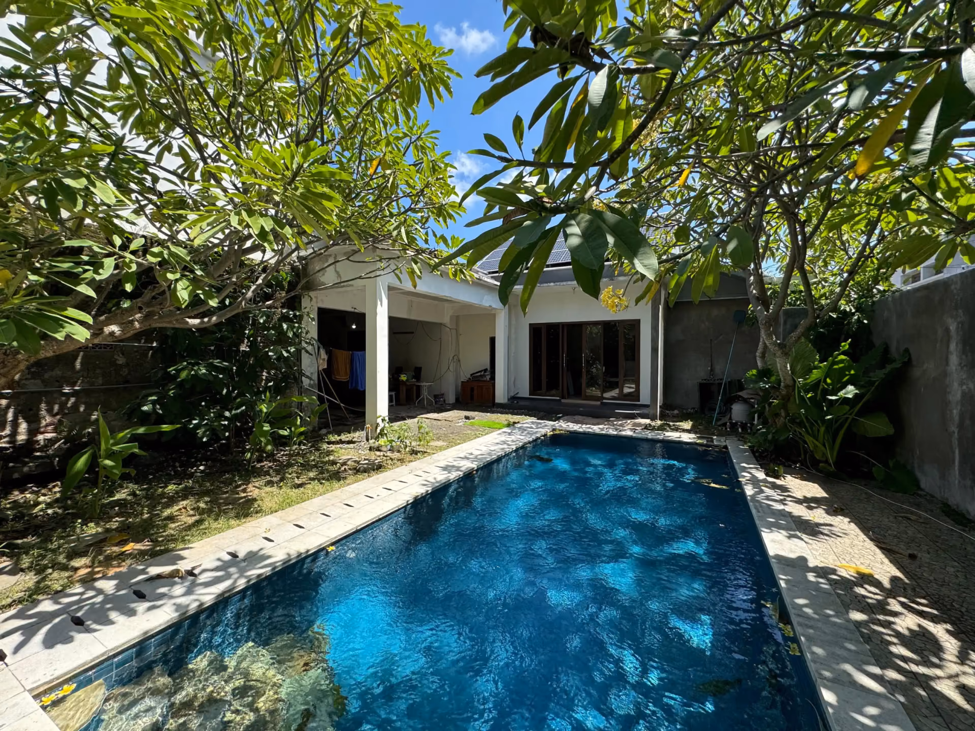 Renovatable Villa With Ample Space And Modern Potential — photo 1