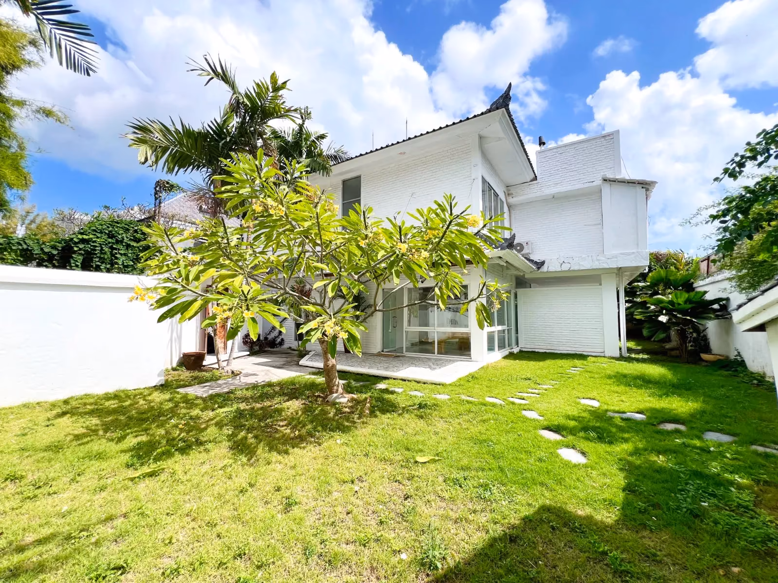 Stylish Seminyak Villa With Spacious Living And Pool — photo 1