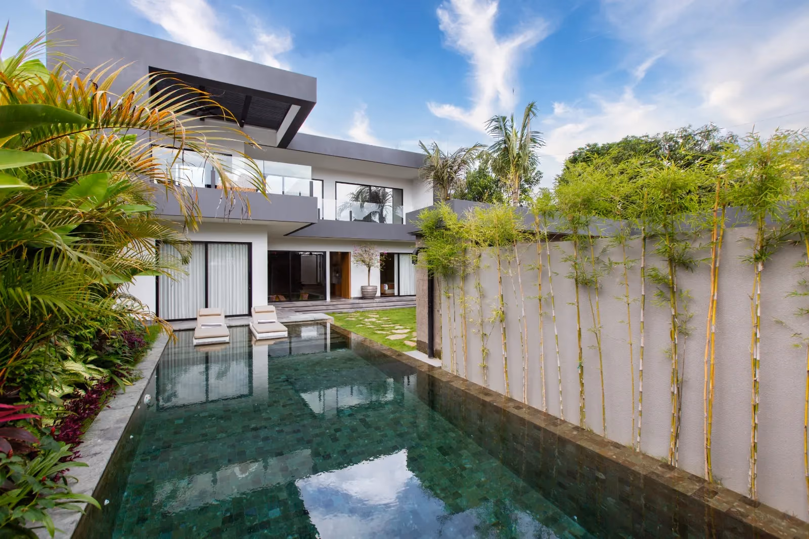 Stylish Villa In Buduk With Modern Comfort And Convenience — photo 1