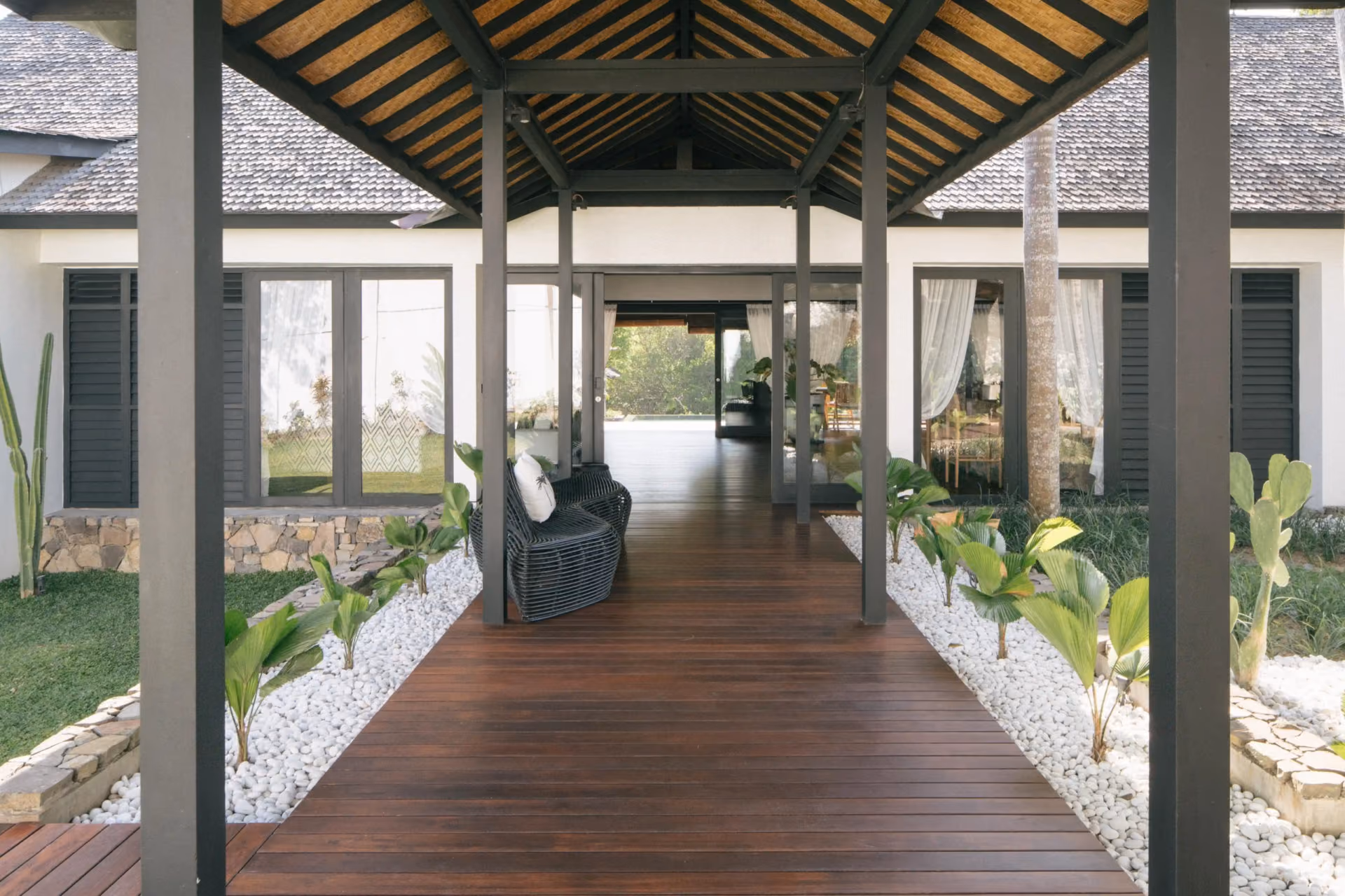 Colonial Elegance Meets Modern Tropical Comfort In Munggu — photo 1