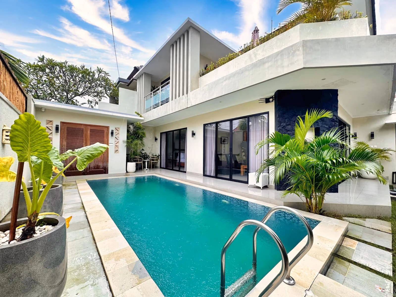 Stylish Freehold Villa In Kerobokan With Excellent Access — photo 1
