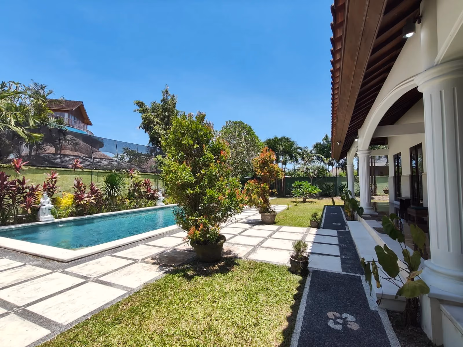 Exquisite Four-Bedroom Villa With Expansive Garden In Ketewel — photo 1