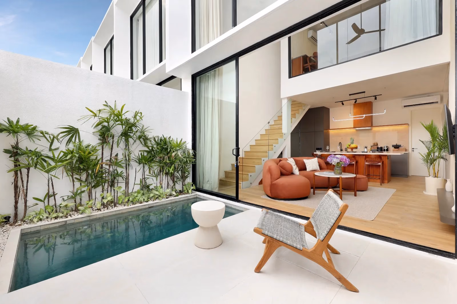 Stylish 3-Bedroom Townhouse With Pool And Beachside Convenience — photo 1