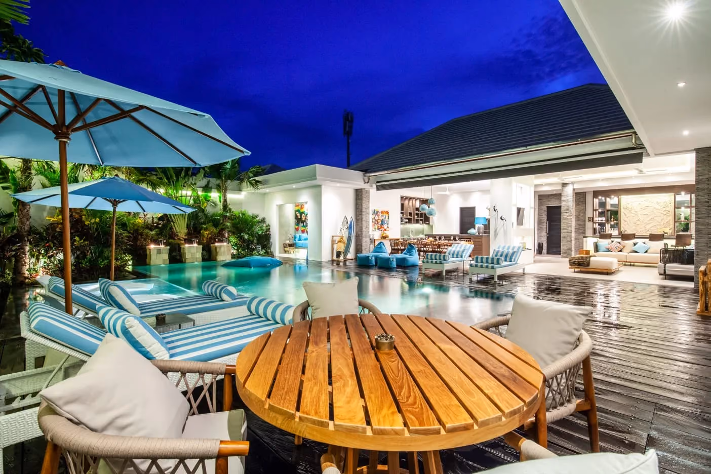 Captivating Villa With Separate Apartment Steps From Berawa Beach — photo 1