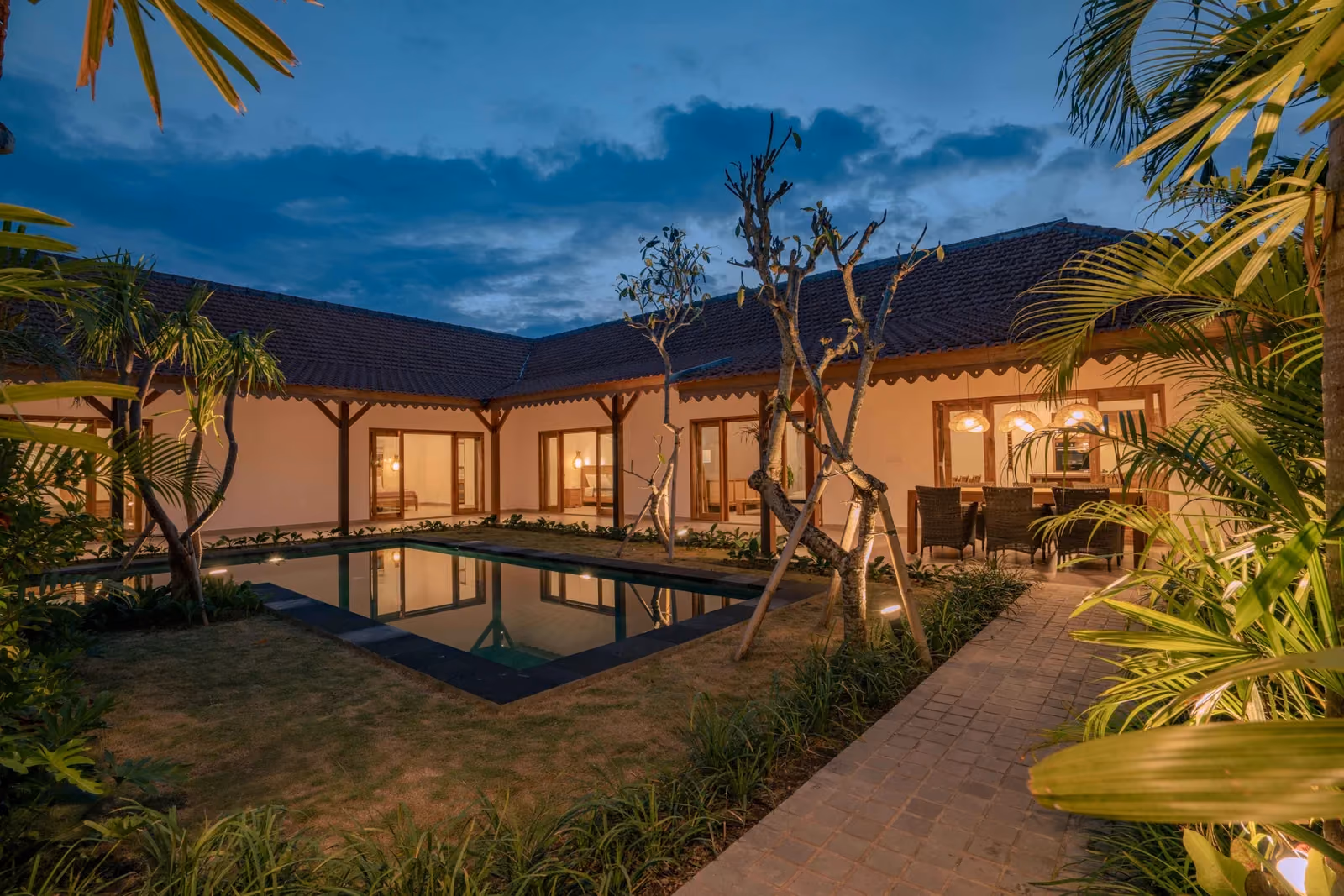 Contemporary Three-Bedroom Villa In Seseh With Lush Garden And Pool — photo 1