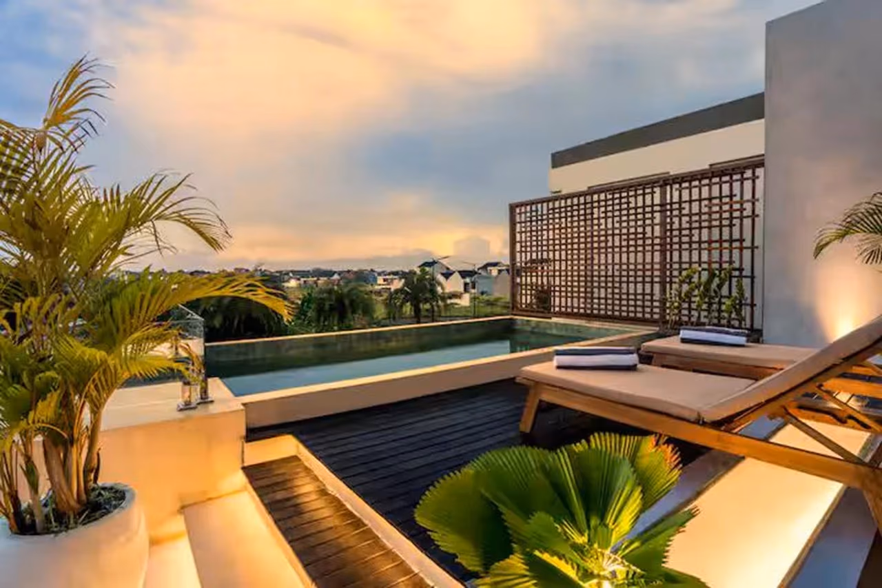 Contemporary 4-Bedroom Freehold Villa With Rooftop Fireplace In Prime Batu Bolong — photo 1
