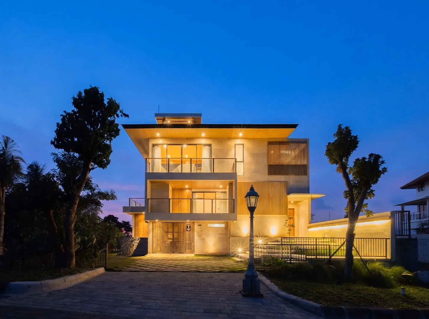 Four-Story Freehold Villa With Ocean And Golf Course Views In Pecatu — photo 1