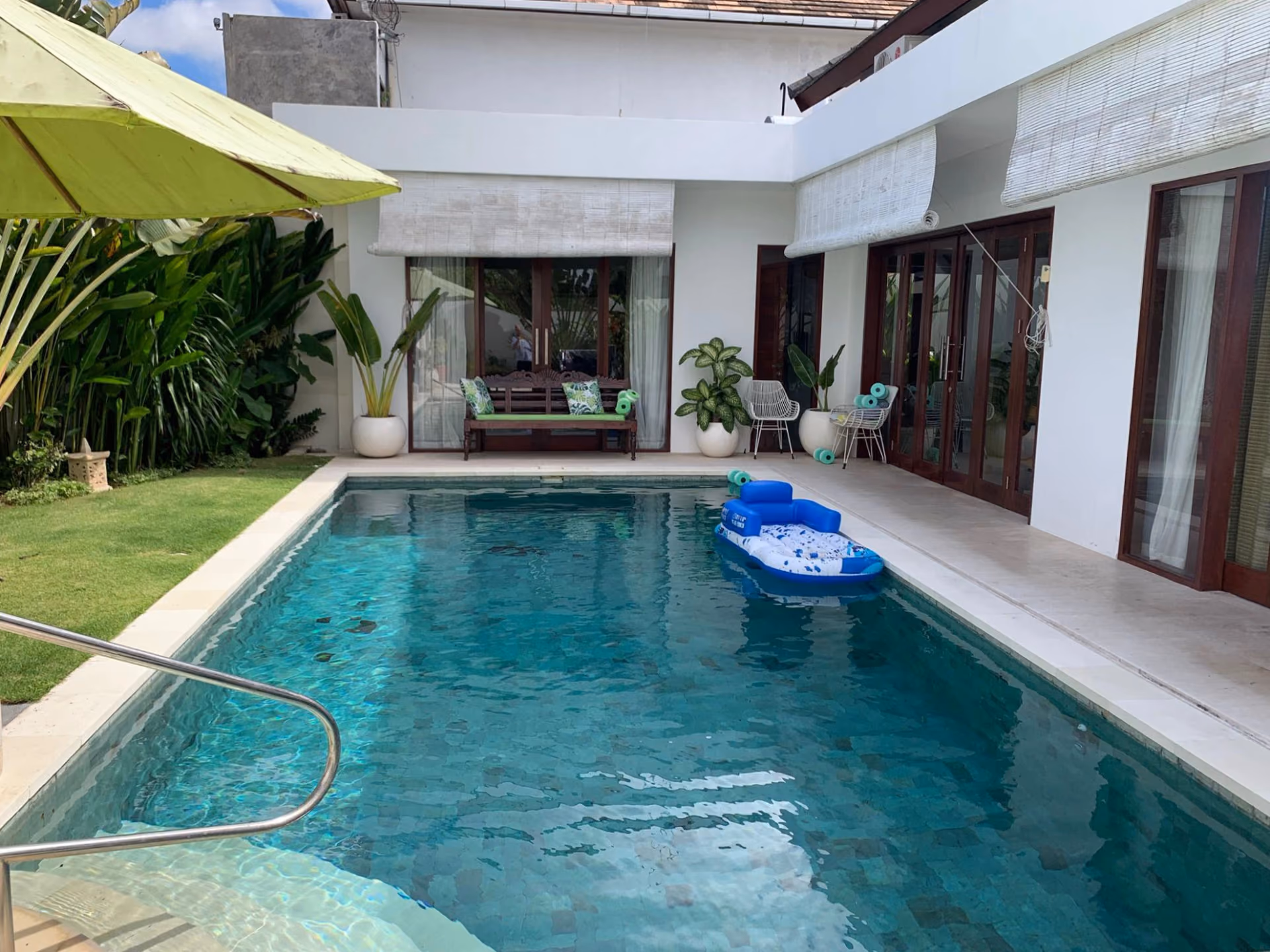 Comfortable Two-Bedroom Retreat Near Cafes And Restaurants — photo 1