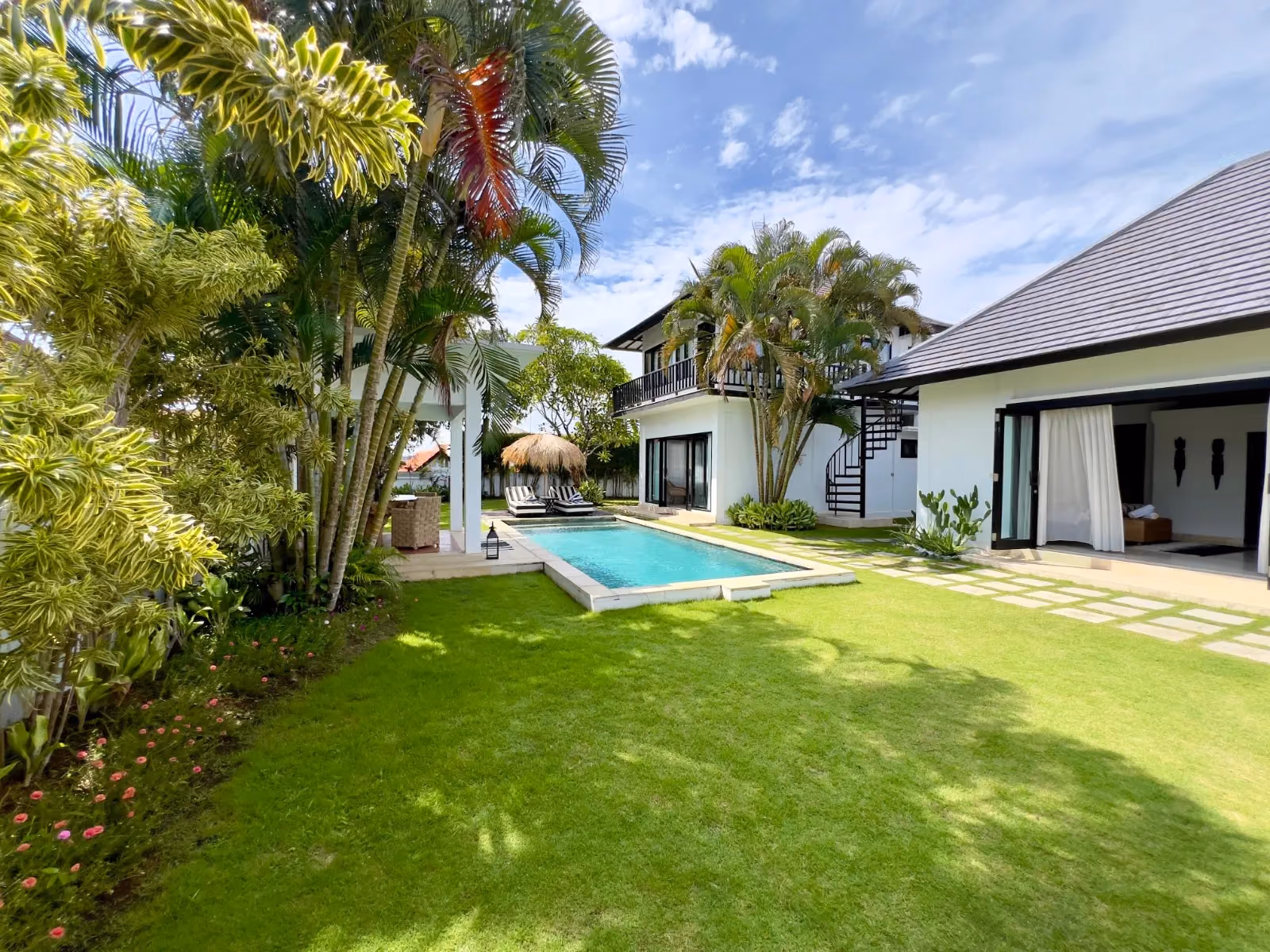Tropical Freehold Villa In Batu Bolong Near The Beach — photo 1