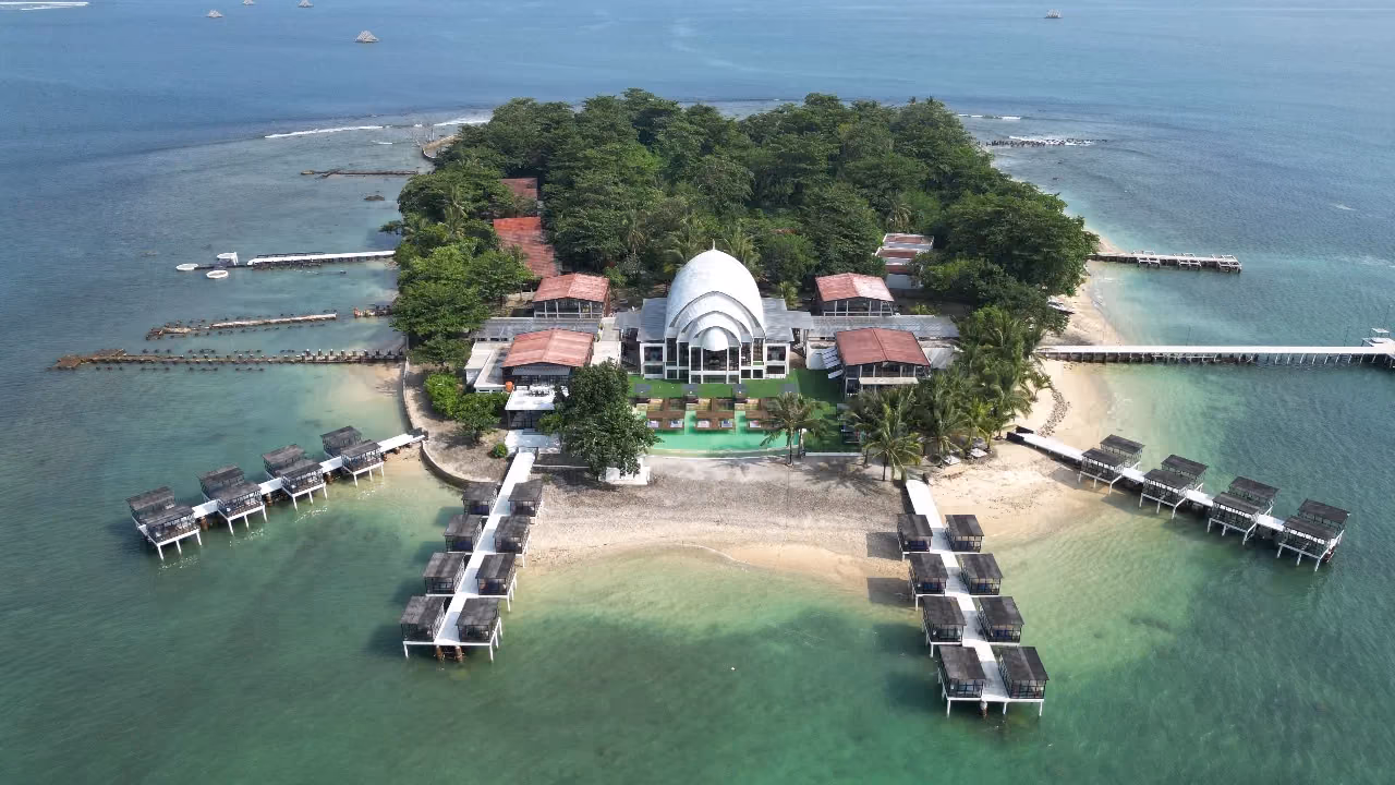 Secluded Island With Villas And Resort Facilities — photo 1