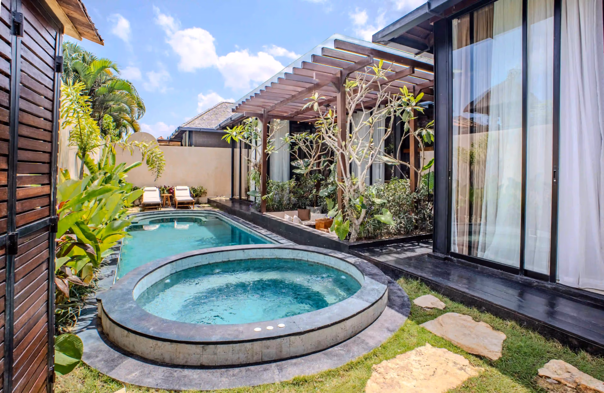 Stylish Two-Bedroom Villa In Babakan, Canggu With Pool And Jacuzzi — photo 1