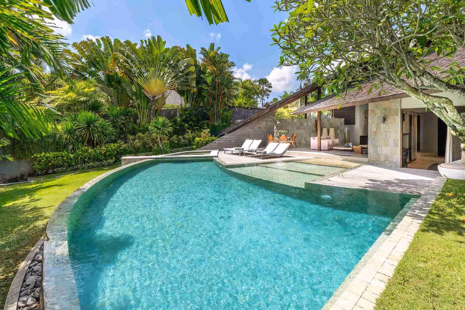 Inviting Three-Bedroom Villa With Tropical Ambience In Seminyak — photo 1
