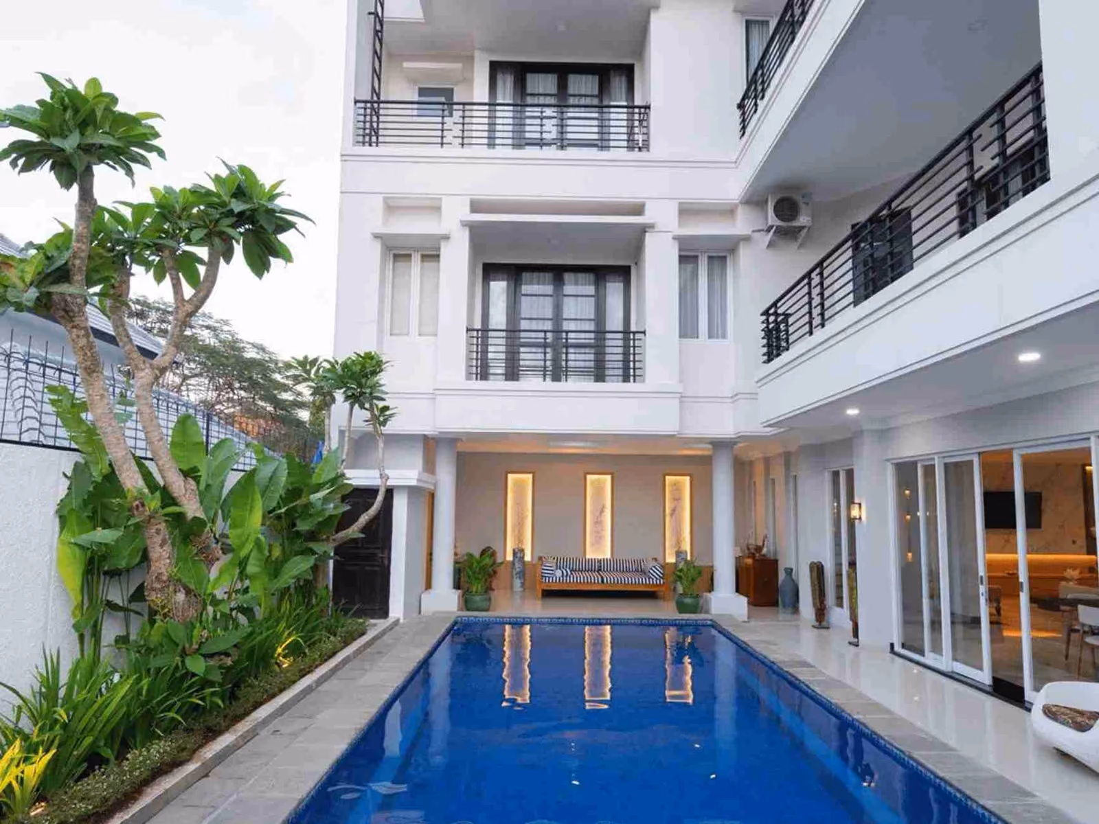 Three-Level Villa In Jimbaran With Expansive Living Spaces And Pool — photo 1