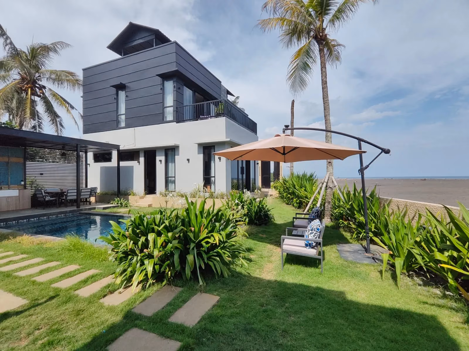 Beachfront Freehold Residence Set On The Sands Of Saba Beach, Gianyar — photo 1