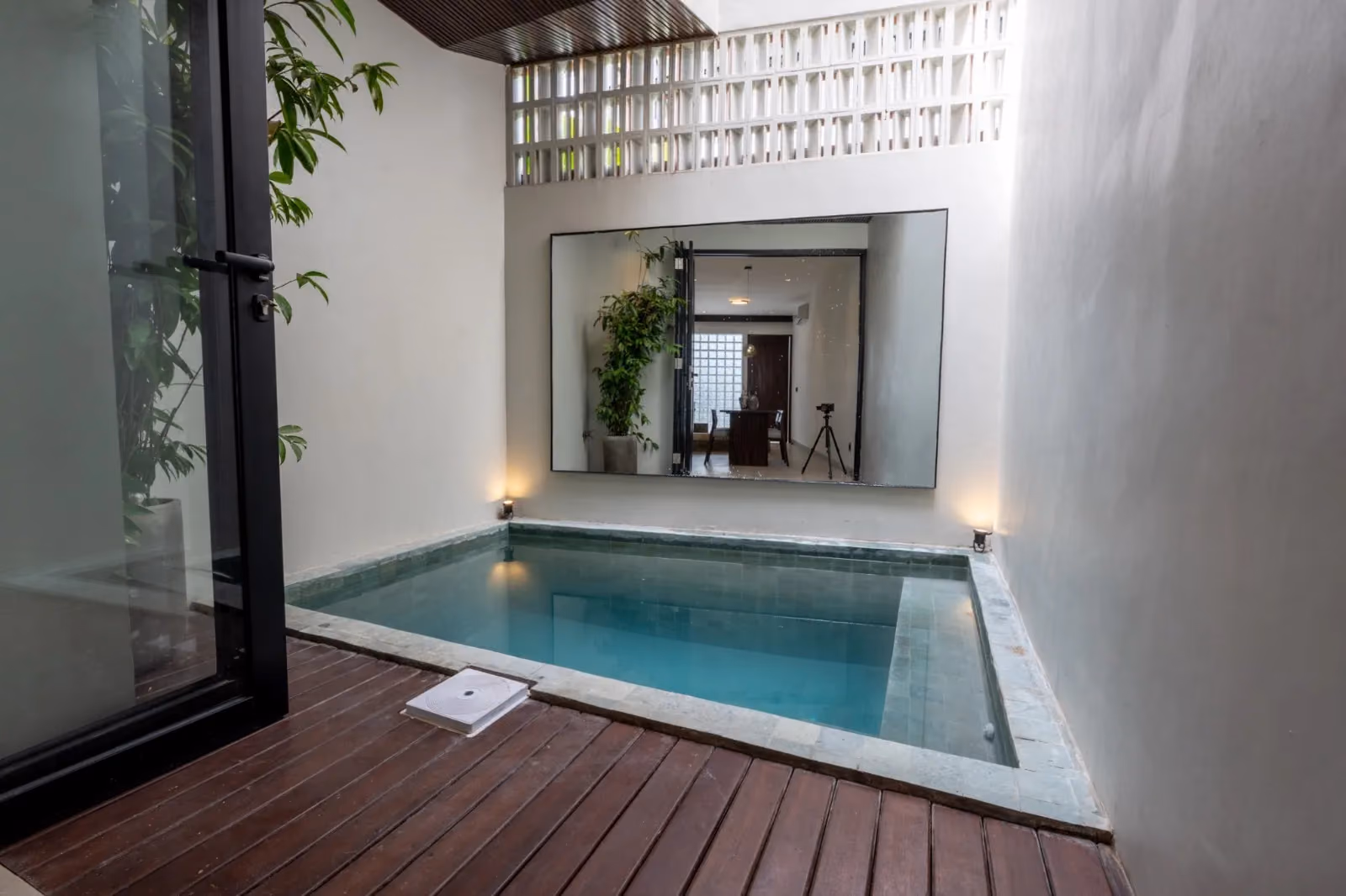 Modern Minimalist Villa Nestled In Berawa’S Most Desirable Pocket — photo 1