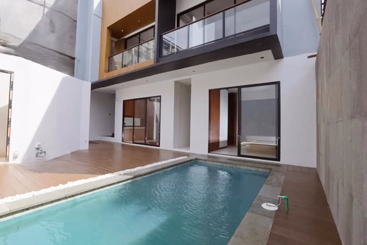 Nyanyi’S Coastal Gem: Freehold Villa With Open-Air Rooftop — photo 1