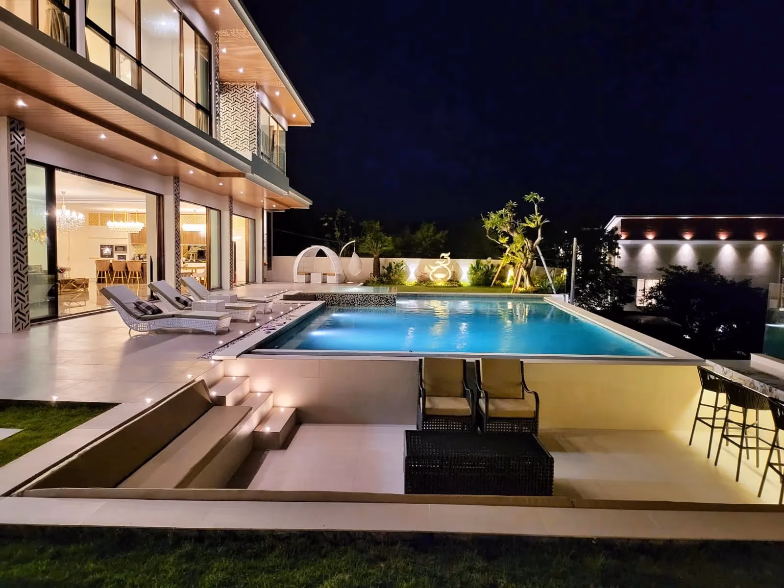 Luxury Hilltop Villa In Jimbaran With Panoramic View And Large Infinity Pool — photo 1