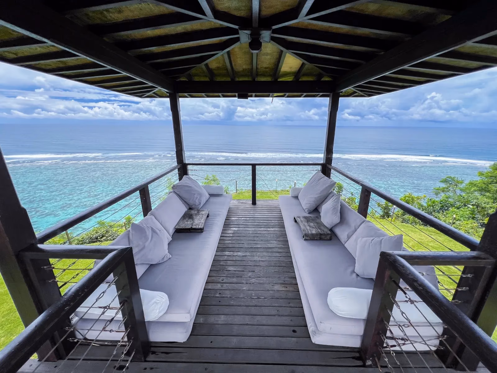 Majestic Freehold Cliff-Front Villa With Beach Access — photo 1