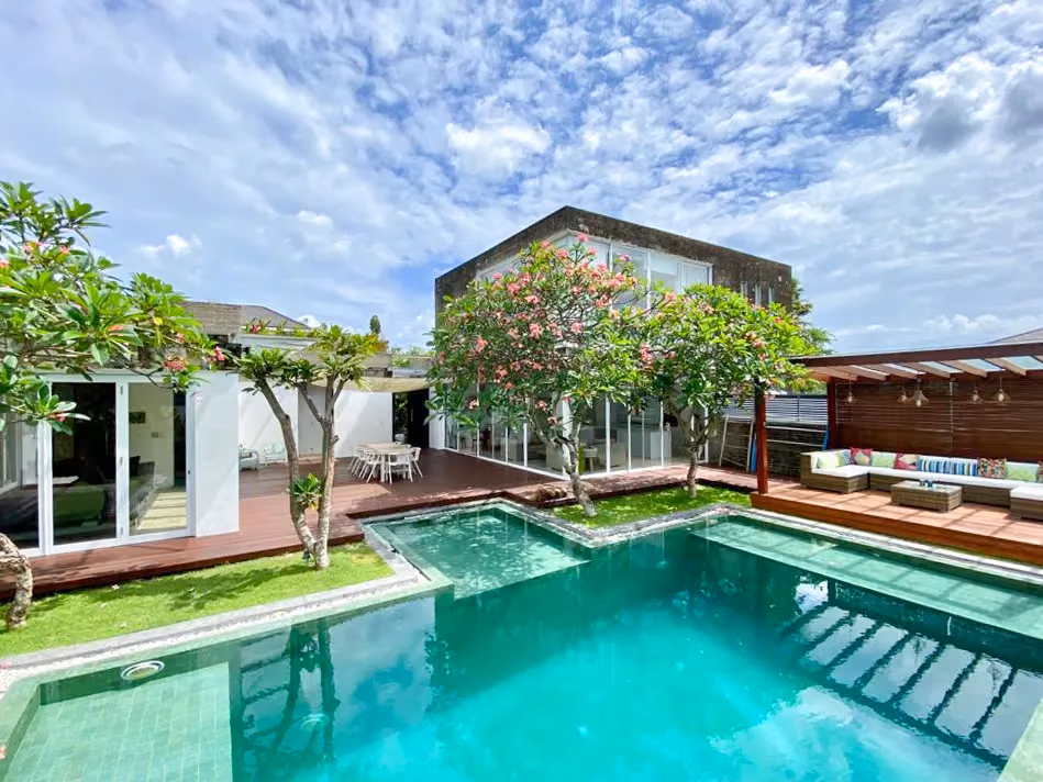 A Hidden Umalas Residence Designed Around Pool And Garden Life — photo 1