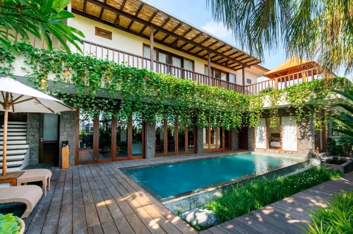 Dual Villa Compound In Batu Bolong Designed For Living And Returns — photo 1