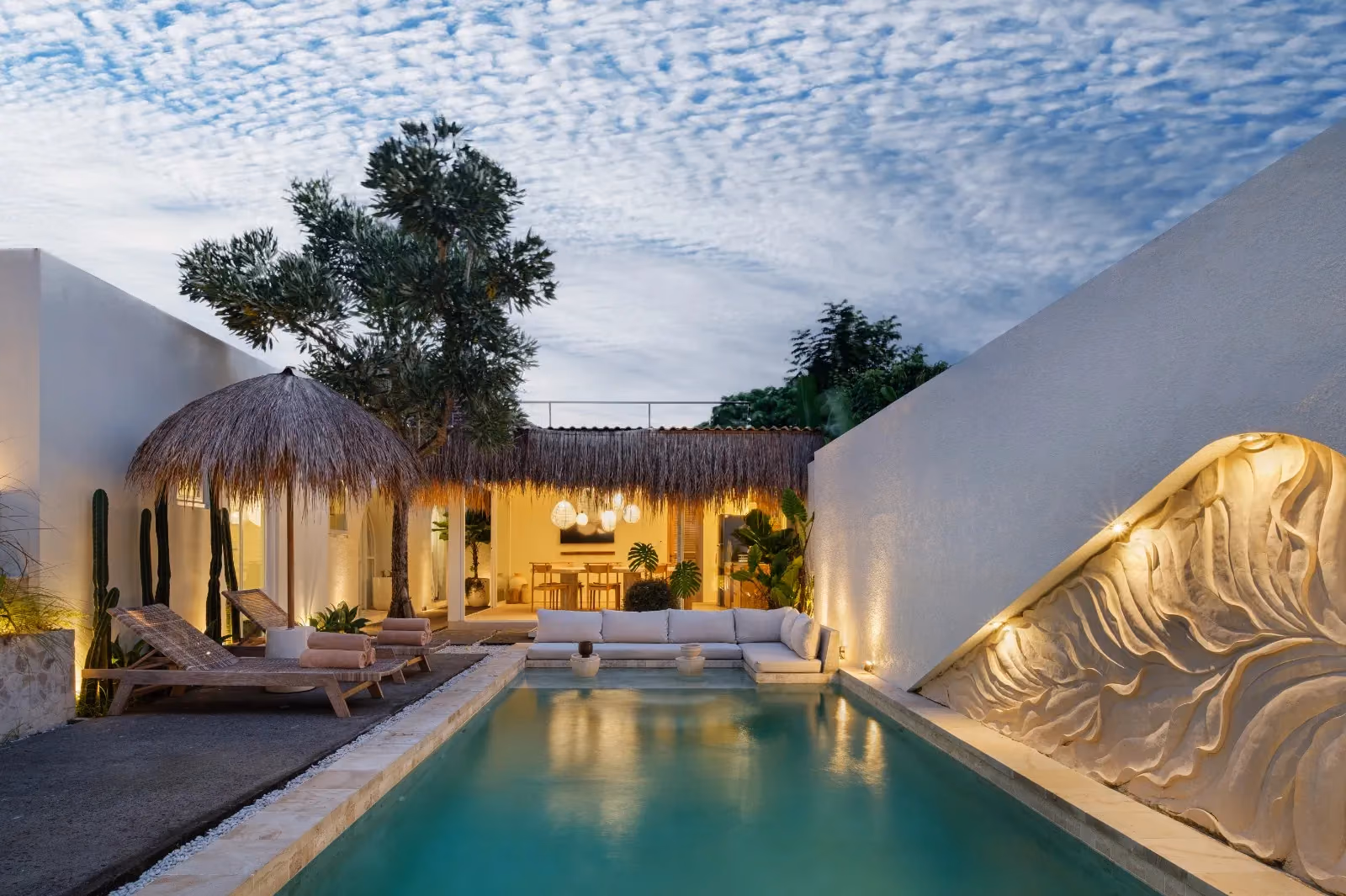 Uluwatu Tropical Retreat With Sunset Rooftop And Investment Edge — photo 1