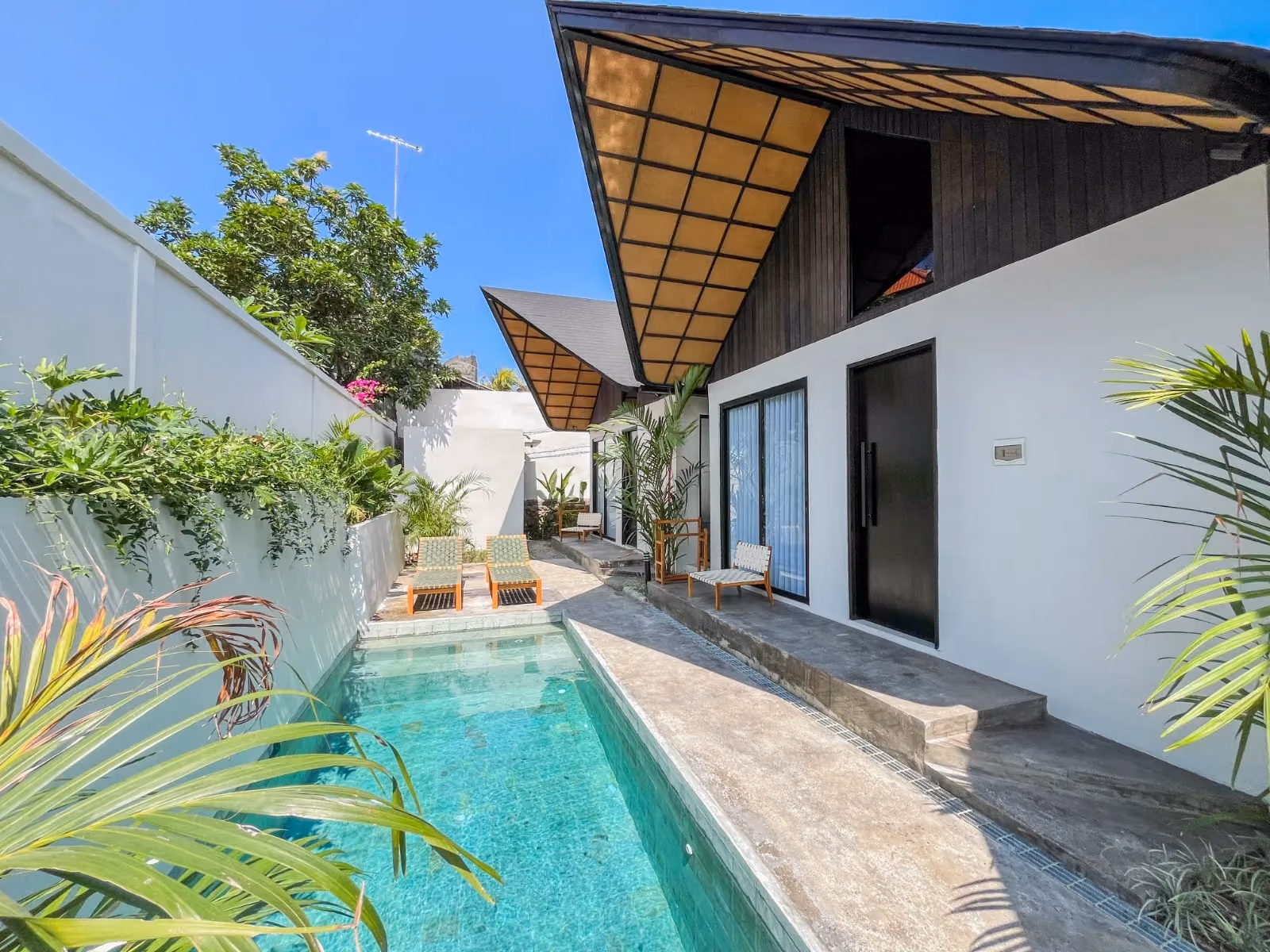 A Three-Key Retreat With Walkable Beach Access — photo 1